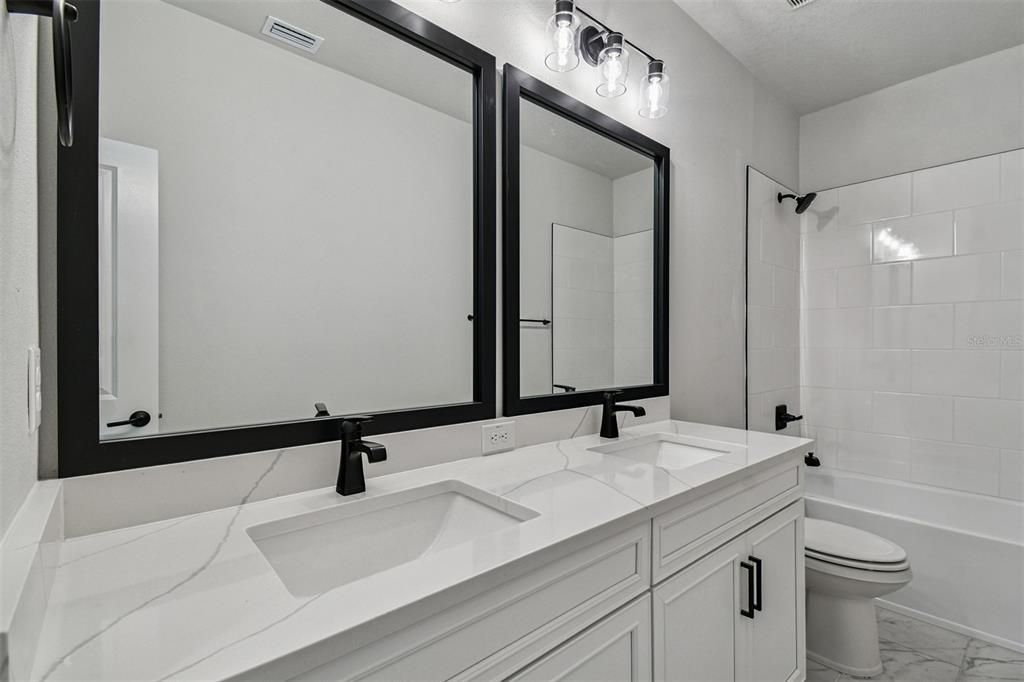 Activo con contrato: $639,990 (4 camas, 2 baños, 2972 Pies cuadrados)