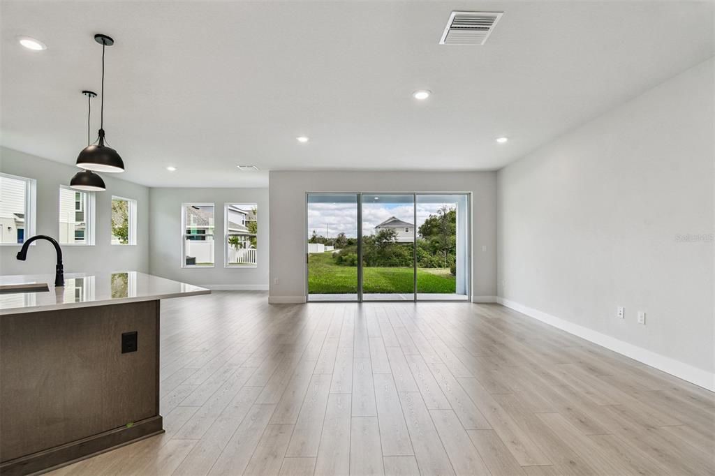 Activo con contrato: $639,990 (4 camas, 2 baños, 2972 Pies cuadrados)