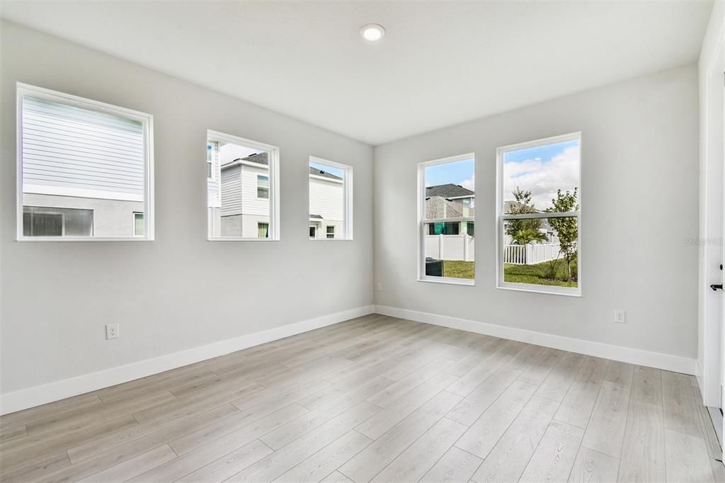 Activo con contrato: $639,990 (4 camas, 2 baños, 2972 Pies cuadrados)