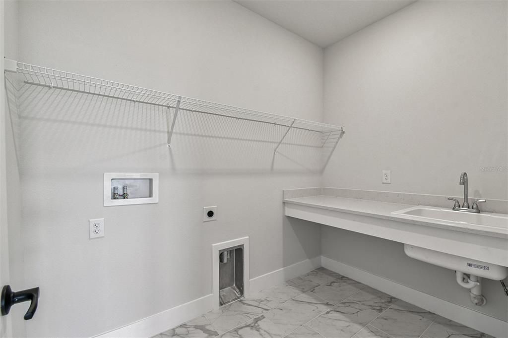 Activo con contrato: $639,990 (4 camas, 2 baños, 2972 Pies cuadrados)