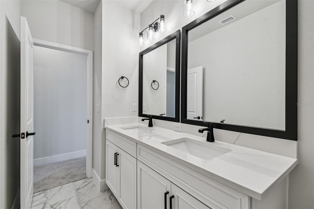 Activo con contrato: $639,990 (4 camas, 2 baños, 2972 Pies cuadrados)