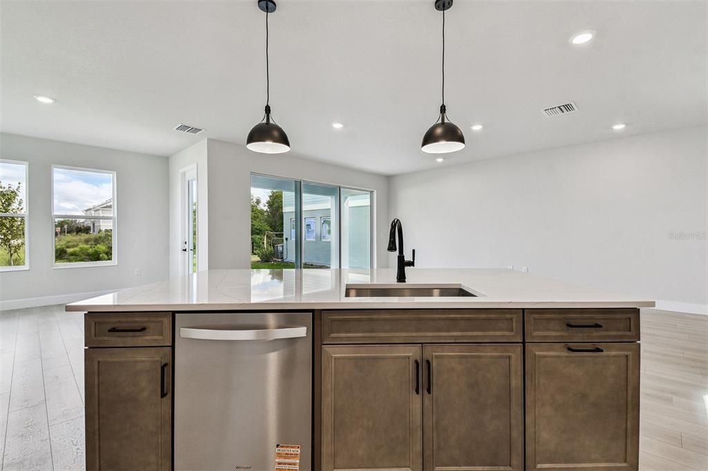 Activo con contrato: $639,990 (4 camas, 2 baños, 2972 Pies cuadrados)