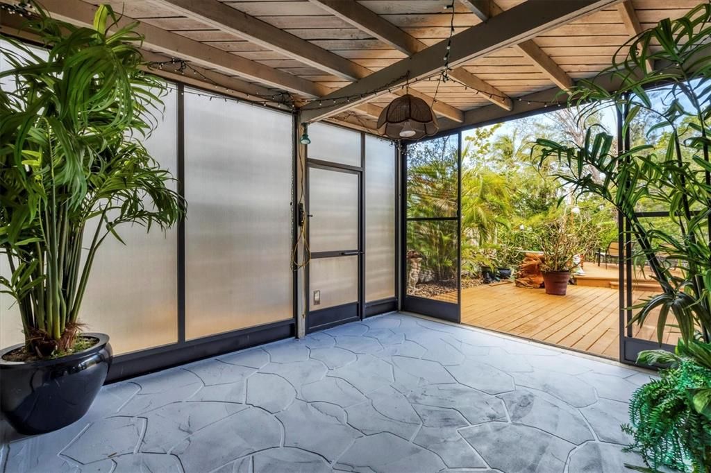 En Venta: $1,495,000 (0.20 acres)