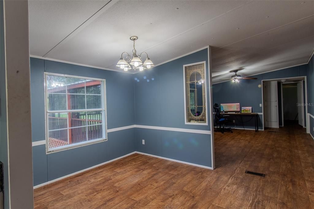 合同活跃: $199,900 (3 贝兹, 2 浴室, 1664 平方英尺)