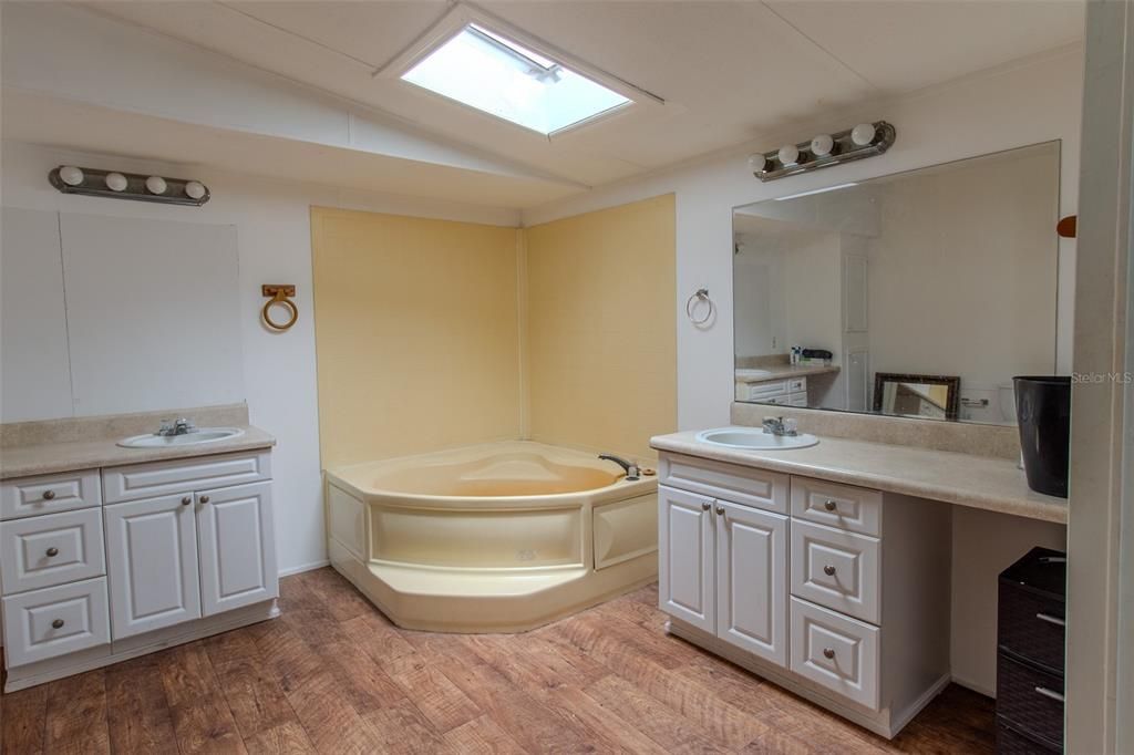 合同活跃: $199,900 (3 贝兹, 2 浴室, 1664 平方英尺)