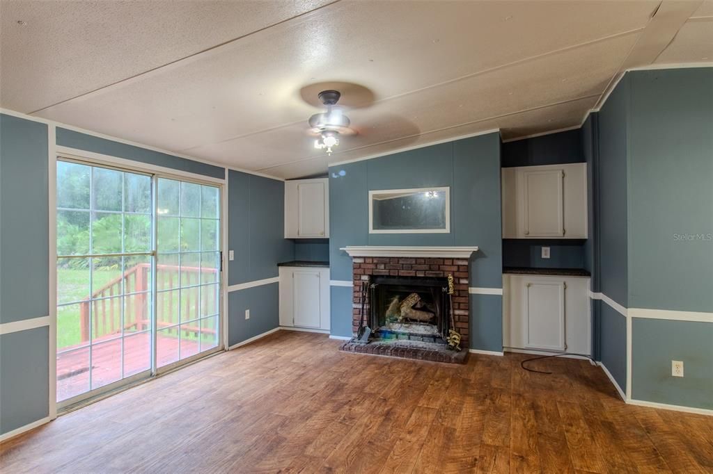 合同活跃: $199,900 (3 贝兹, 2 浴室, 1664 平方英尺)