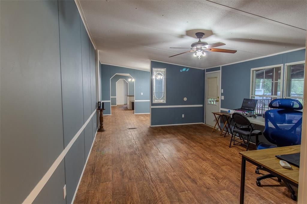 合同活跃: $199,900 (3 贝兹, 2 浴室, 1664 平方英尺)