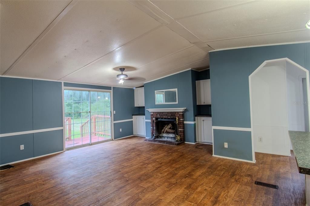 合同活跃: $199,900 (3 贝兹, 2 浴室, 1664 平方英尺)