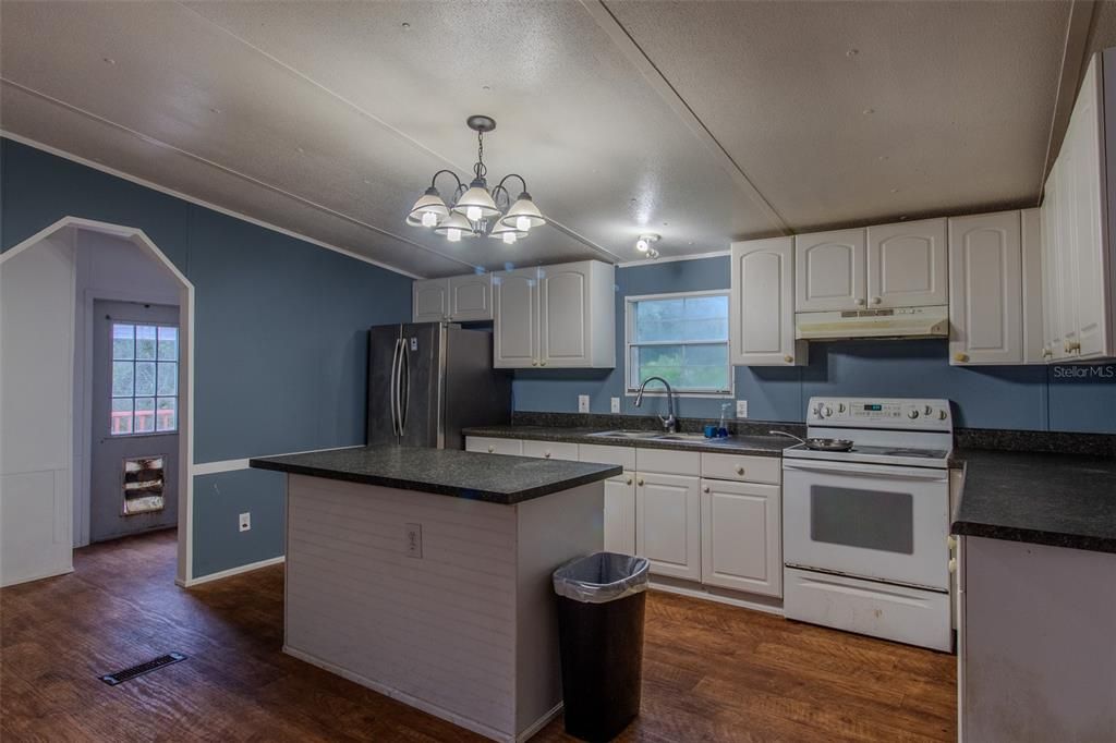 合同活跃: $199,900 (3 贝兹, 2 浴室, 1664 平方英尺)