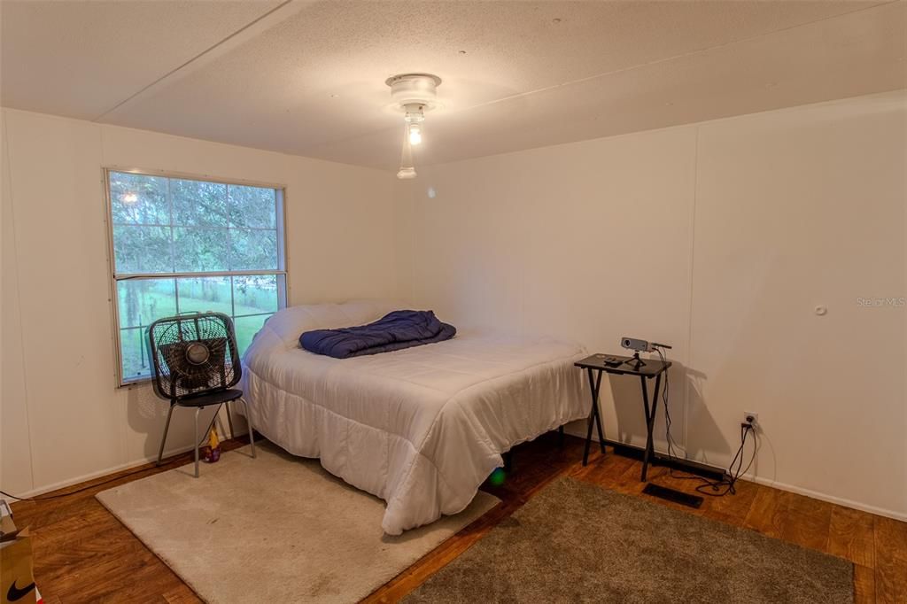 合同活跃: $199,900 (3 贝兹, 2 浴室, 1664 平方英尺)