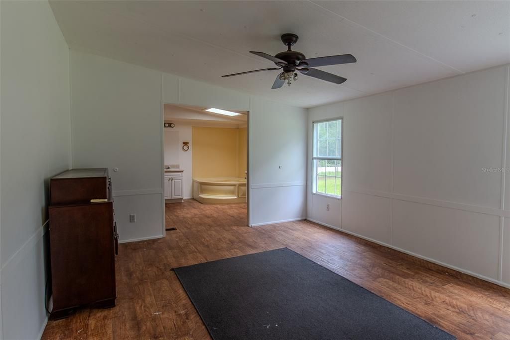 合同活跃: $199,900 (3 贝兹, 2 浴室, 1664 平方英尺)