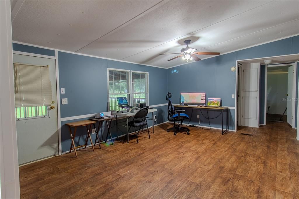 合同活跃: $199,900 (3 贝兹, 2 浴室, 1664 平方英尺)