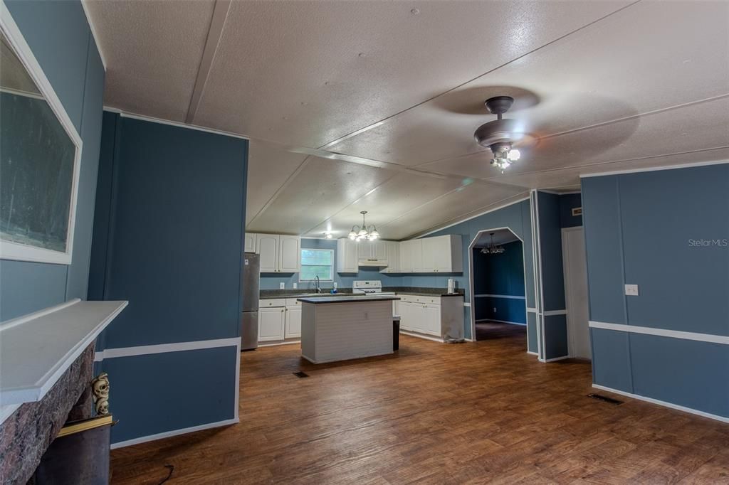 合同活跃: $199,900 (3 贝兹, 2 浴室, 1664 平方英尺)