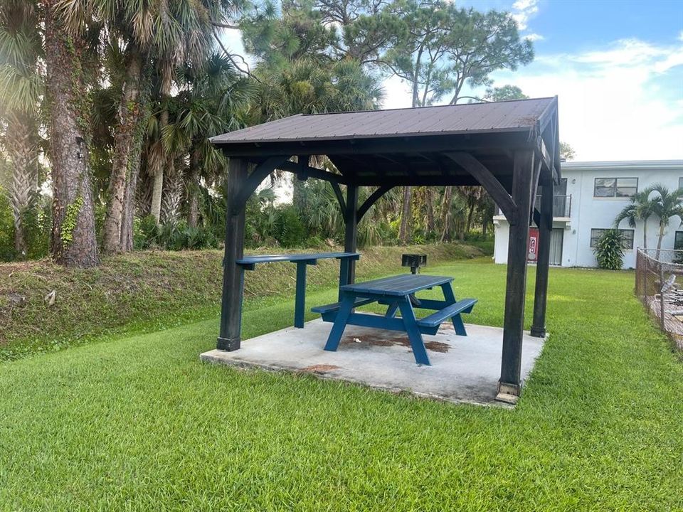 出租: $1,350 (2 贝兹, 2 浴室, 975 平方英尺)