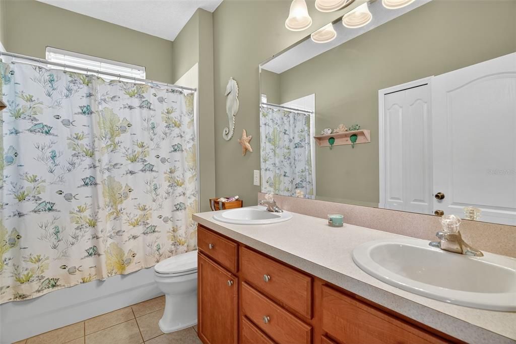 合同活跃: $409,900 (3 贝兹, 2 浴室, 1910 平方英尺)