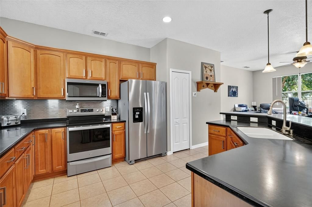 合同活跃: $409,900 (3 贝兹, 2 浴室, 1910 平方英尺)