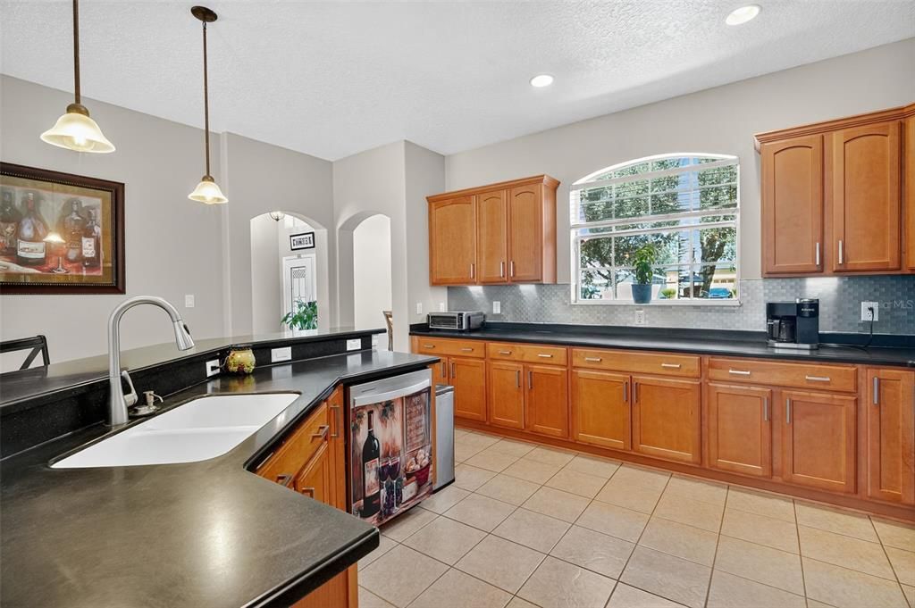 合同活跃: $409,900 (3 贝兹, 2 浴室, 1910 平方英尺)