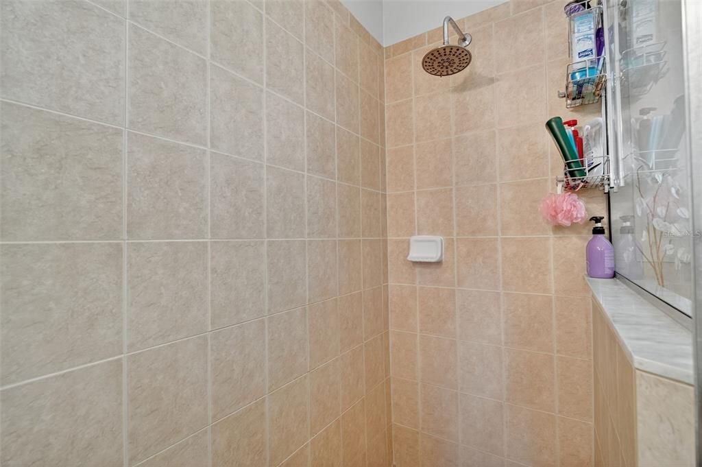 合同活跃: $409,900 (3 贝兹, 2 浴室, 1910 平方英尺)