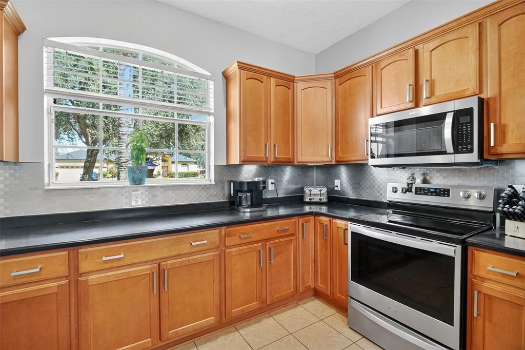 合同活跃: $409,900 (3 贝兹, 2 浴室, 1910 平方英尺)