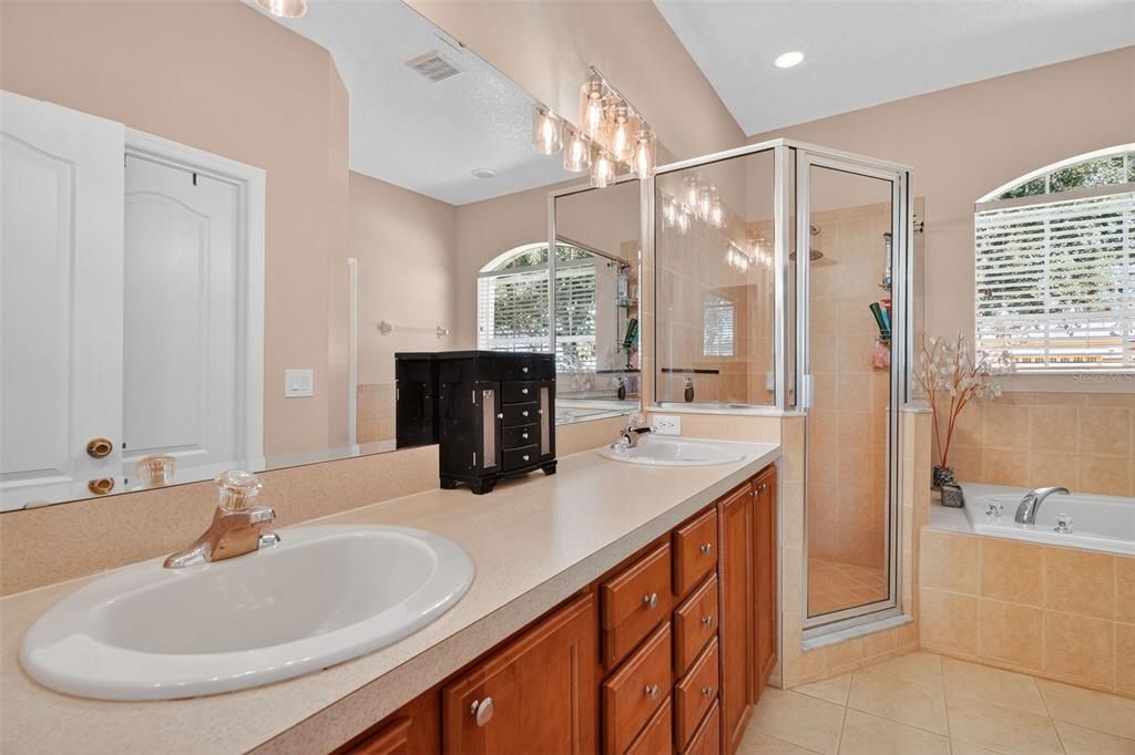 合同活跃: $409,900 (3 贝兹, 2 浴室, 1910 平方英尺)