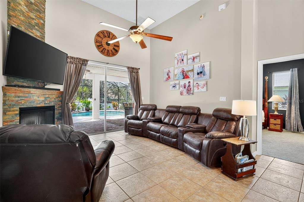 合同活跃: $409,900 (3 贝兹, 2 浴室, 1910 平方英尺)