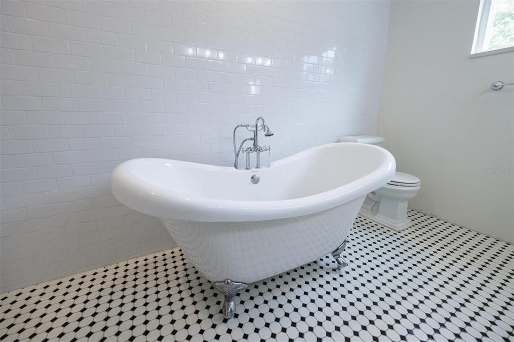 En Venta: $799,000 (3 camas, 3 baños, 2196 Pies cuadrados)