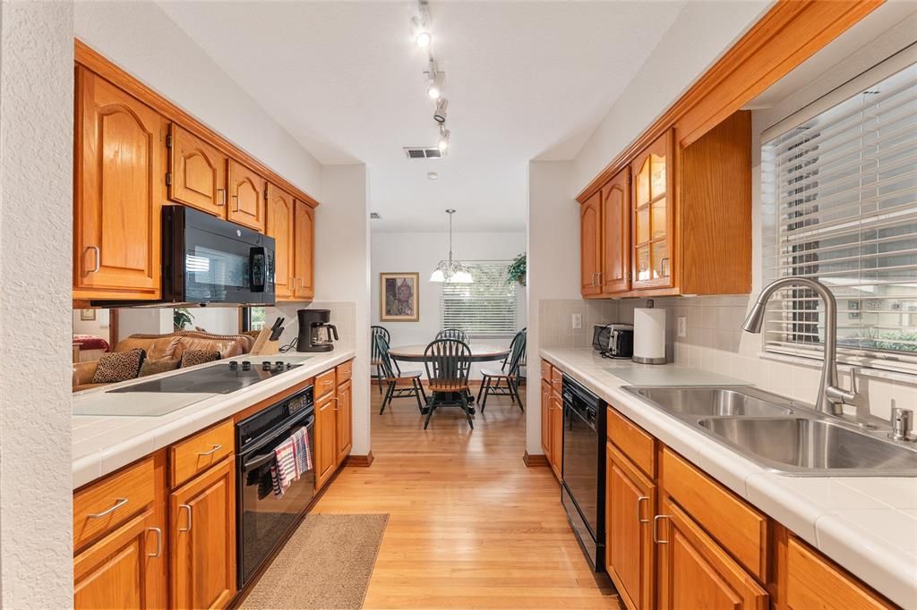 На продажу: $1,500,000 (6 спален, 4 ванн, 4819 Квадратных фут)