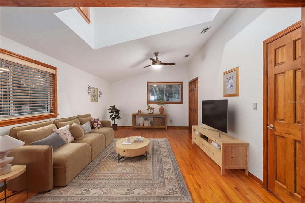 На продажу: $1,500,000 (6 спален, 4 ванн, 4819 Квадратных фут)