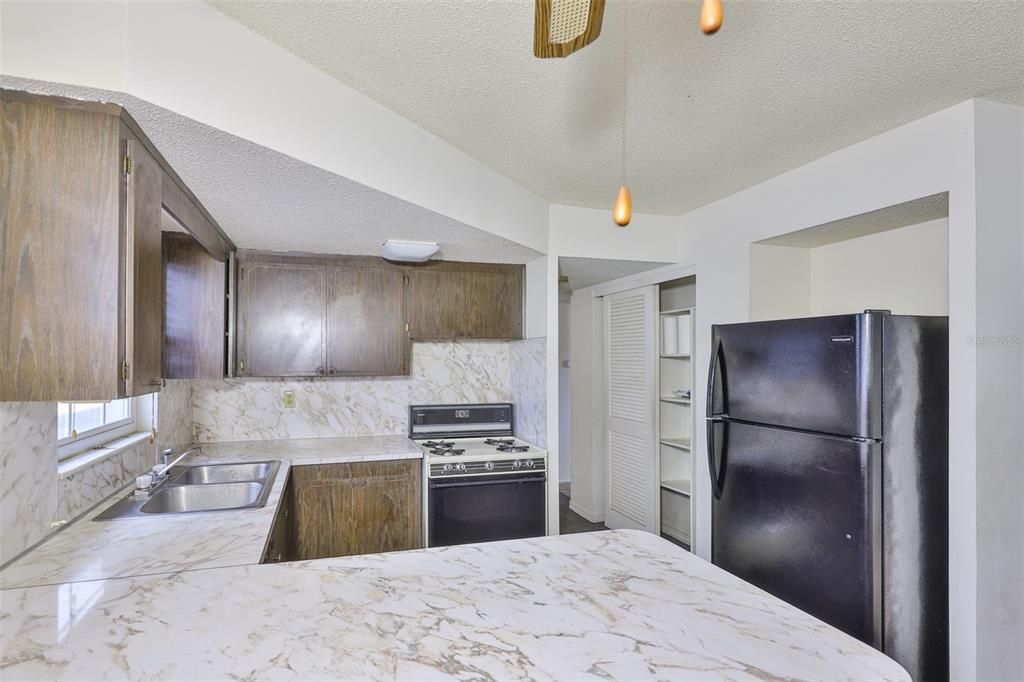 Под контрактом: $95,000 (1 спален, 1 ванн, 630 Квадратных фут)