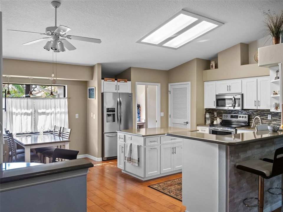 En Venta: $419,900 (3 camas, 2 baños, 2684 Pies cuadrados)