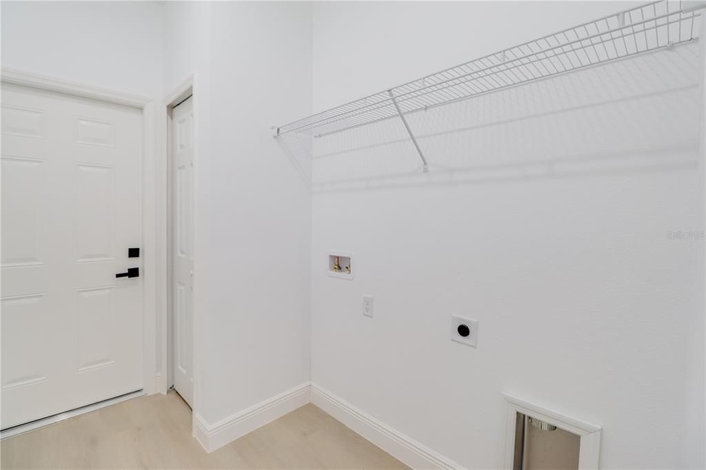 For Sale: $310,000 (4 beds, 2 baths, 1672 Square Feet)