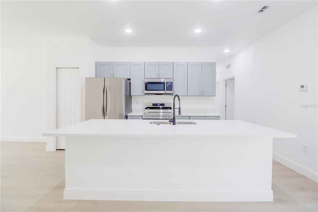 For Sale: $310,000 (4 beds, 2 baths, 1672 Square Feet)