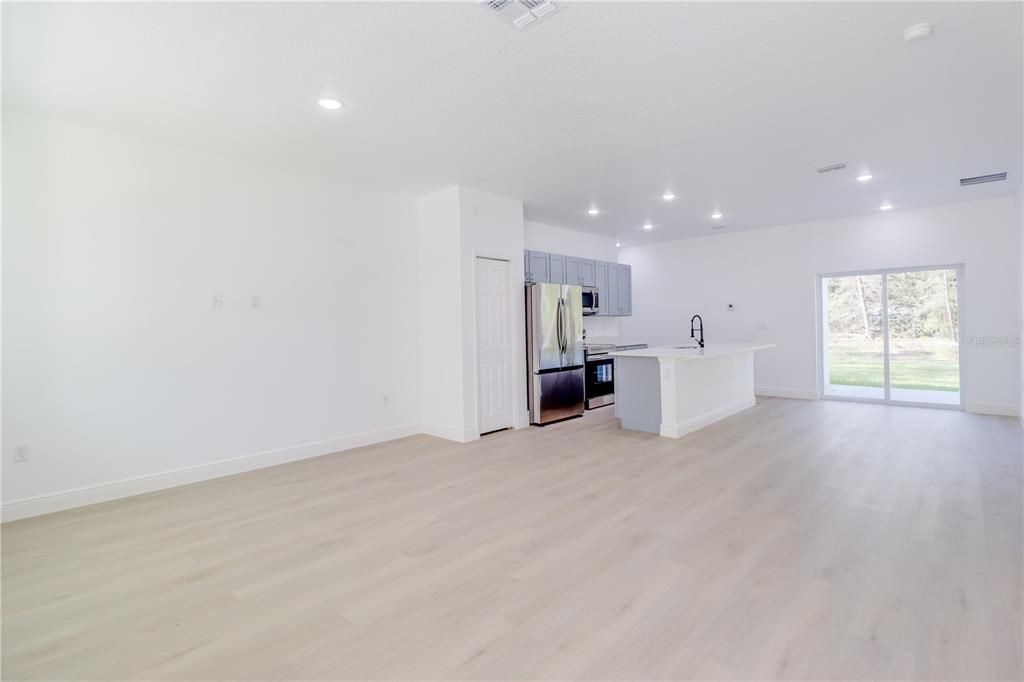 For Sale: $310,000 (4 beds, 2 baths, 1672 Square Feet)