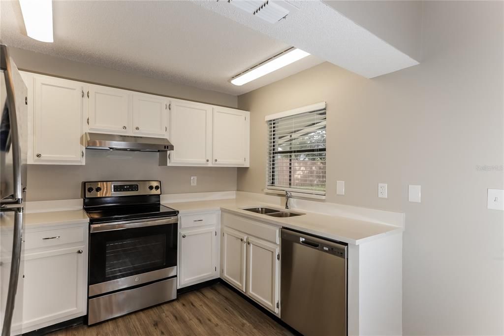 For Rent: $2,270 (3 beds, 2 baths, 1270 Square Feet)