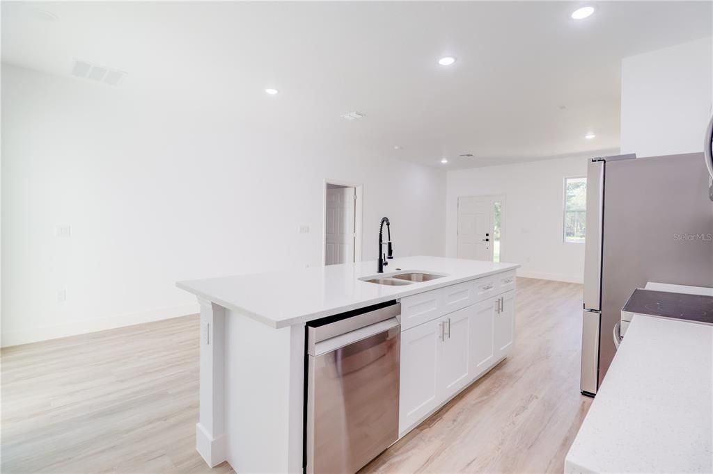 For Sale: $300,000 (4 beds, 2 baths, 1672 Square Feet)