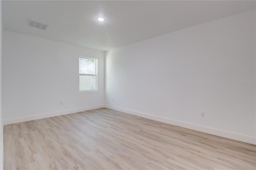 For Sale: $300,000 (4 beds, 2 baths, 1672 Square Feet)