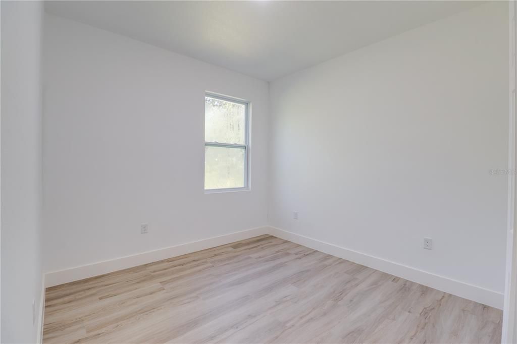 For Sale: $300,000 (4 beds, 2 baths, 1672 Square Feet)