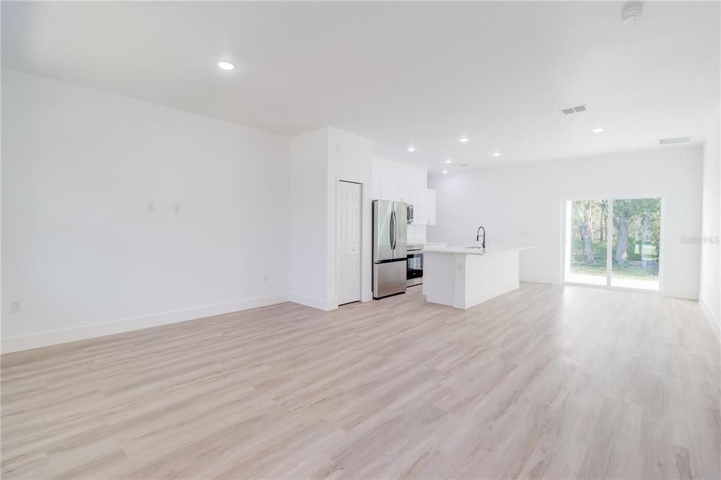 For Sale: $300,000 (4 beds, 2 baths, 1672 Square Feet)