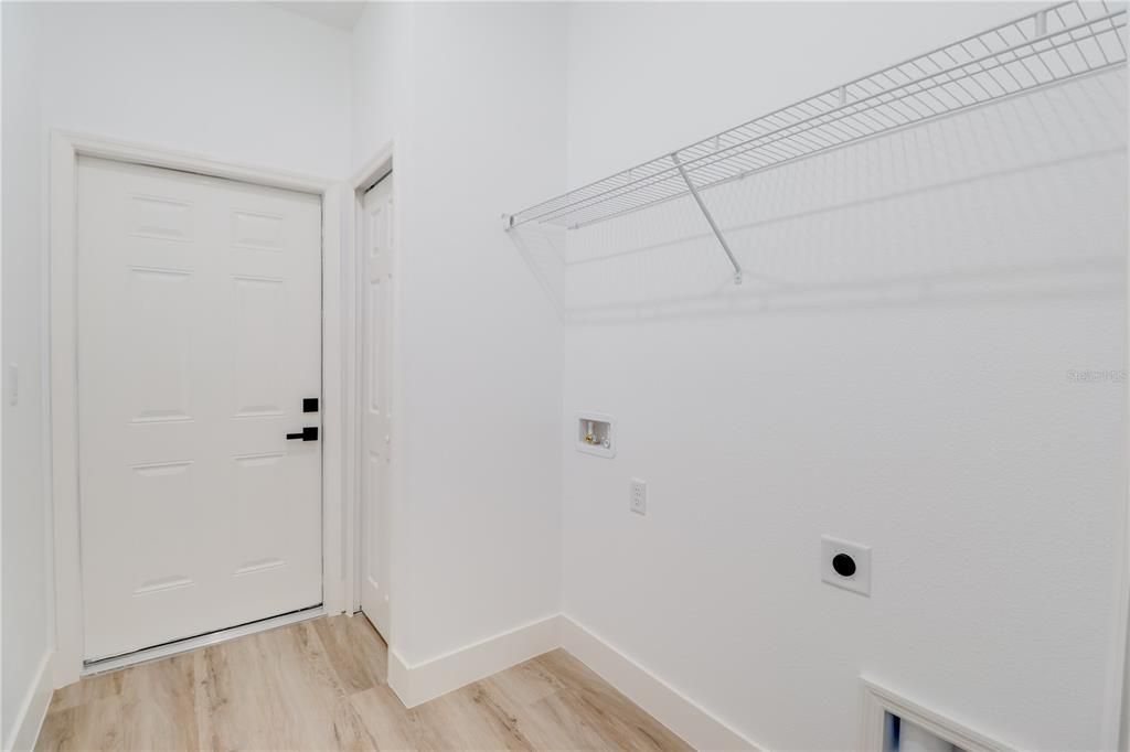 For Sale: $300,000 (4 beds, 2 baths, 1672 Square Feet)