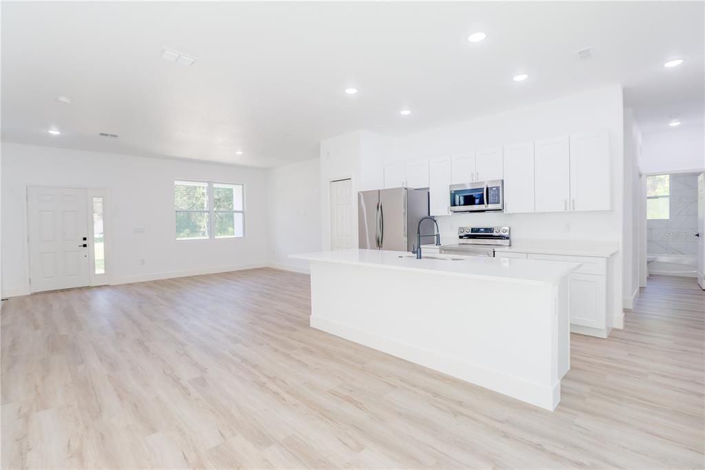 For Sale: $300,000 (4 beds, 2 baths, 1672 Square Feet)