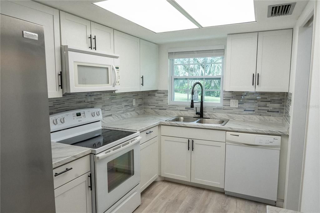 Под контрактом: $1,495 (2 спален, 2 ванн, 1100 Квадратных фут)