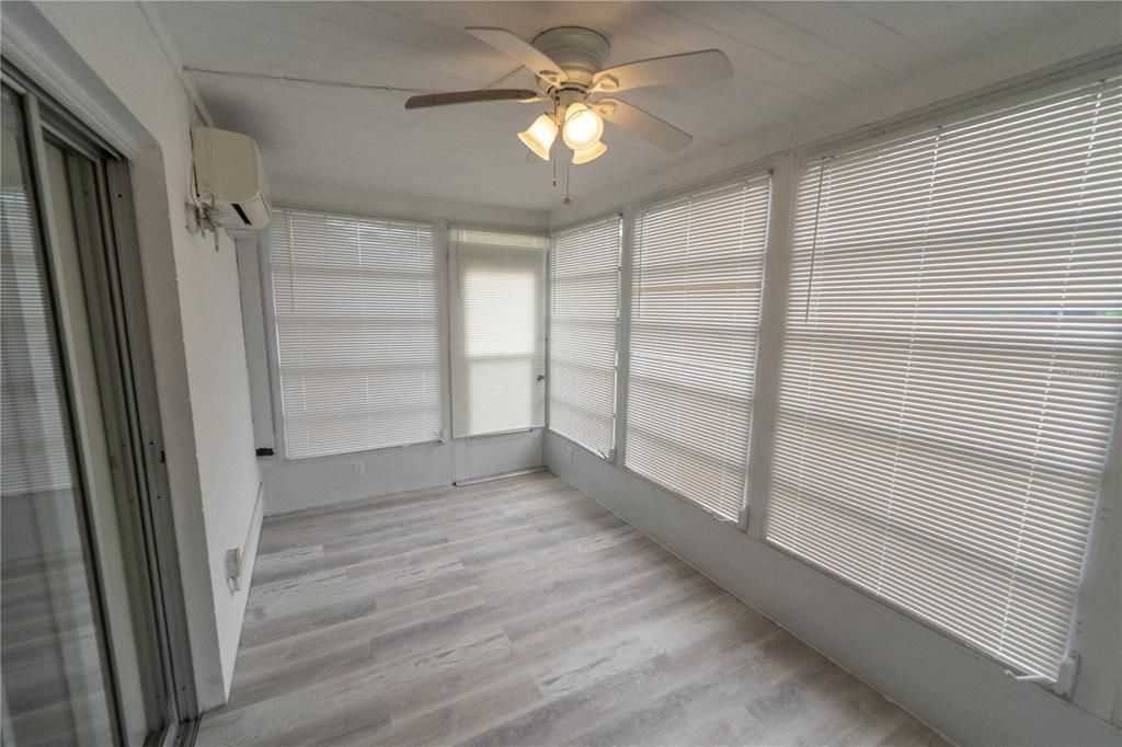 Под контрактом: $1,495 (2 спален, 2 ванн, 1100 Квадратных фут)