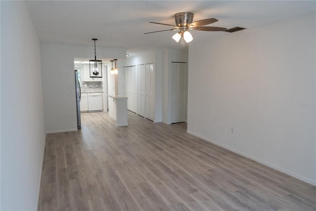 Под контрактом: $1,495 (2 спален, 2 ванн, 1100 Квадратных фут)