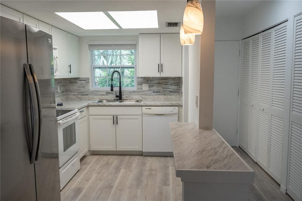 Под контрактом: $1,495 (2 спален, 2 ванн, 1100 Квадратных фут)