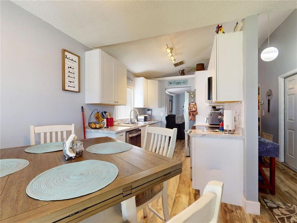 Active With Contract: $225,000 (3 beds, 2 baths, 1071 Square Feet)