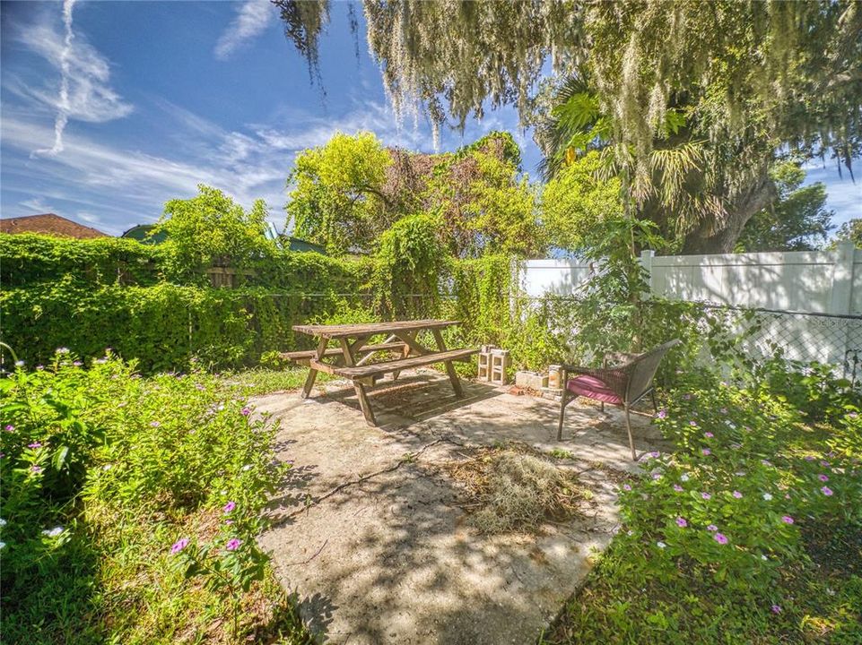 Active With Contract: $225,000 (3 beds, 2 baths, 1071 Square Feet)