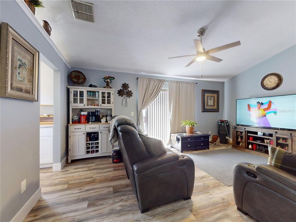 Active With Contract: $225,000 (3 beds, 2 baths, 1071 Square Feet)