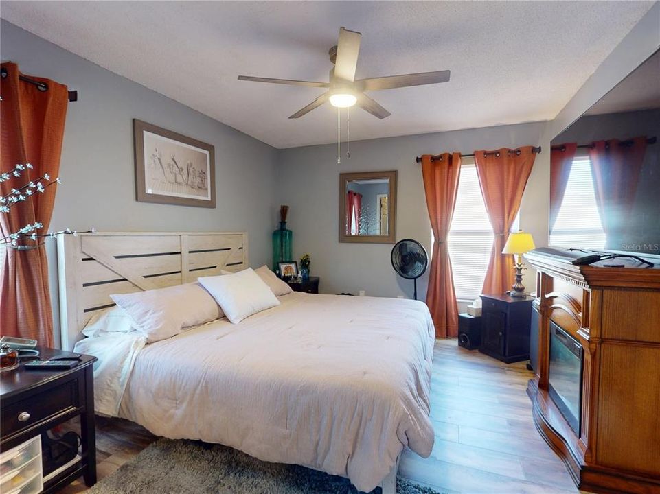 Active With Contract: $225,000 (3 beds, 2 baths, 1071 Square Feet)