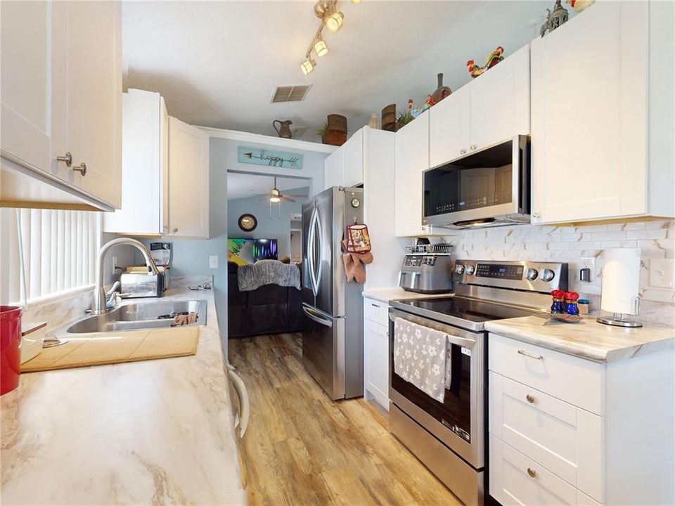 Active With Contract: $225,000 (3 beds, 2 baths, 1071 Square Feet)