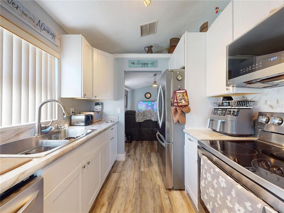 Active With Contract: $225,000 (3 beds, 2 baths, 1071 Square Feet)